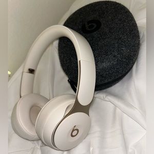 Beats Solo Pro Wireless Headphones - Ivory